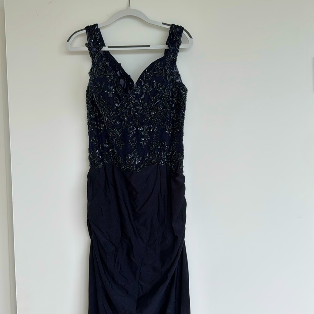 LIKE NEW BETSY & ADAM FORMAL DRESS IN SIZE 4 IN BLUE